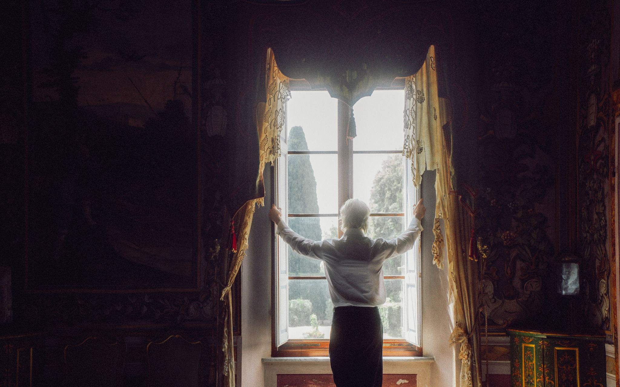 Cinematic morning light in a Tuscan villa during a destination wedding